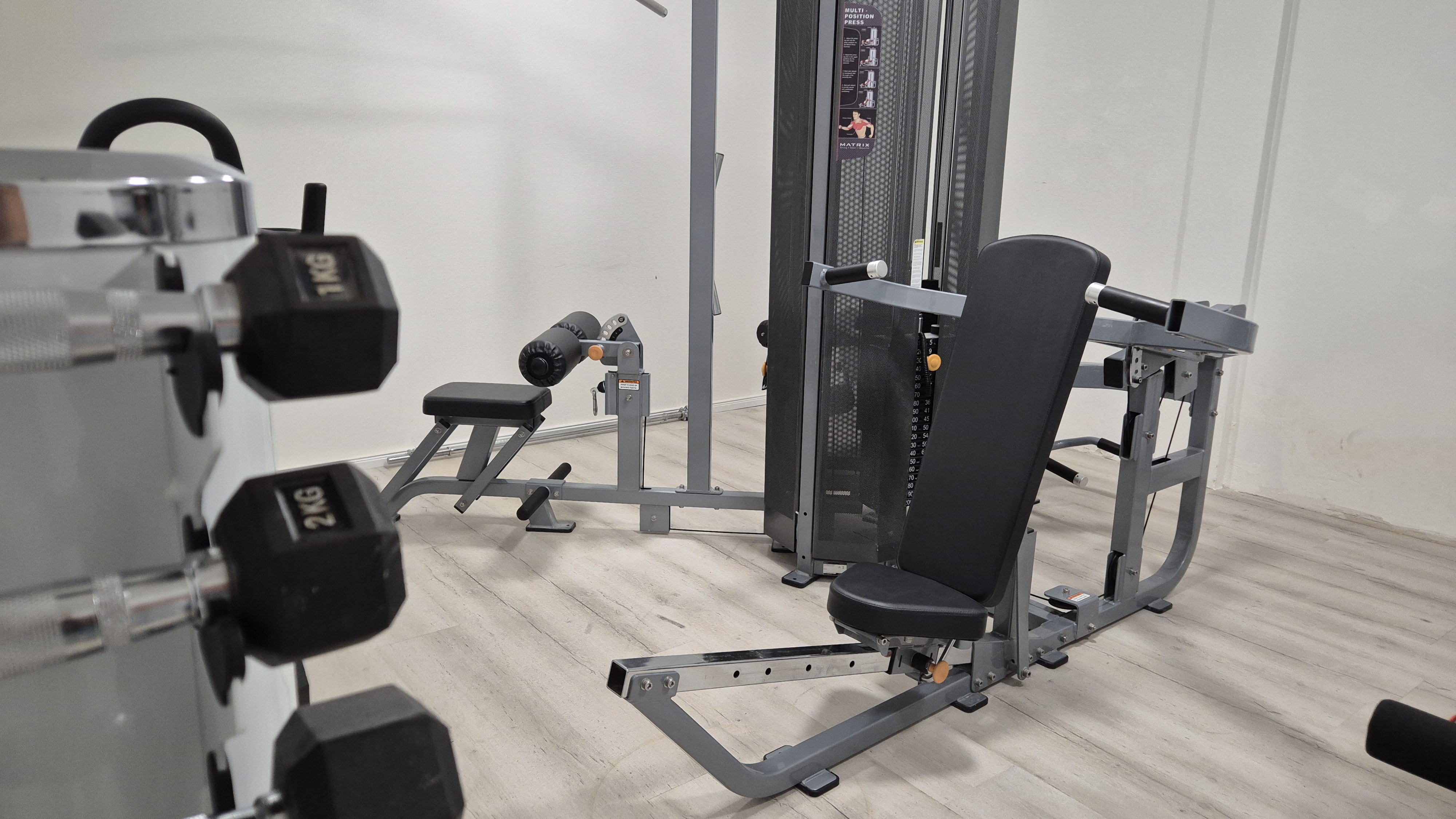 Fitnessraum mit Kraftsportgeräten im FairSchlafen Boutique Hotel