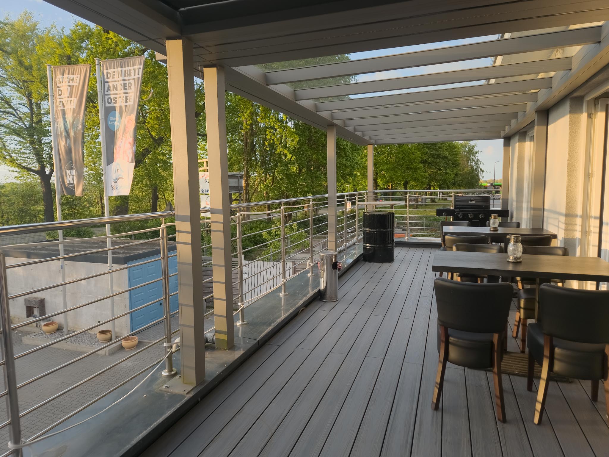 Balkon und Terrasse mit Tischen und Bar im FairSchlafen Boutique Hotel