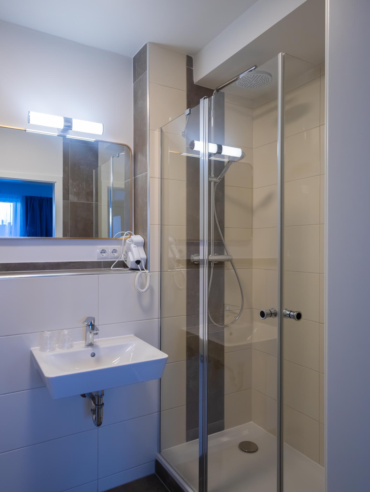 Badezimmer mit Spiegel im FairSchlafen Boutique Hotel