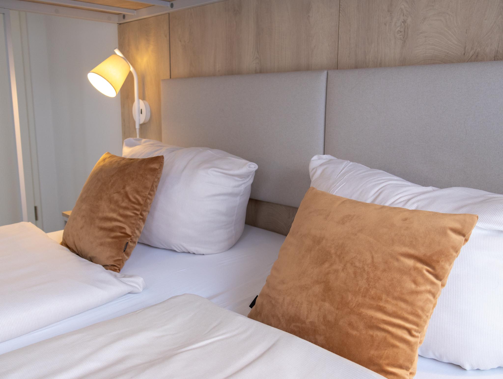 Kapitänszimmer – Kissen-Detail im FairSchlafen Boutique Hotel