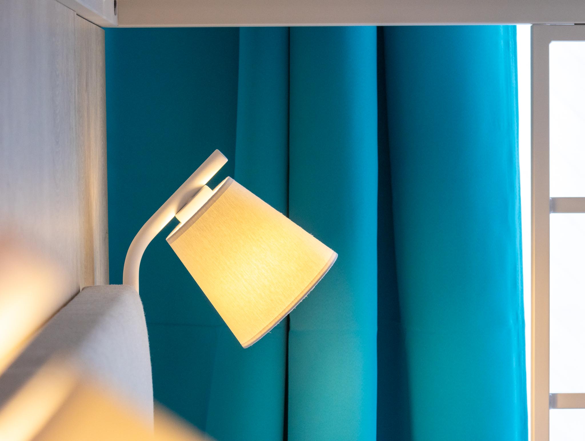 Kapitänszimmer – Lampe im FairSchlafen Boutique Hotel