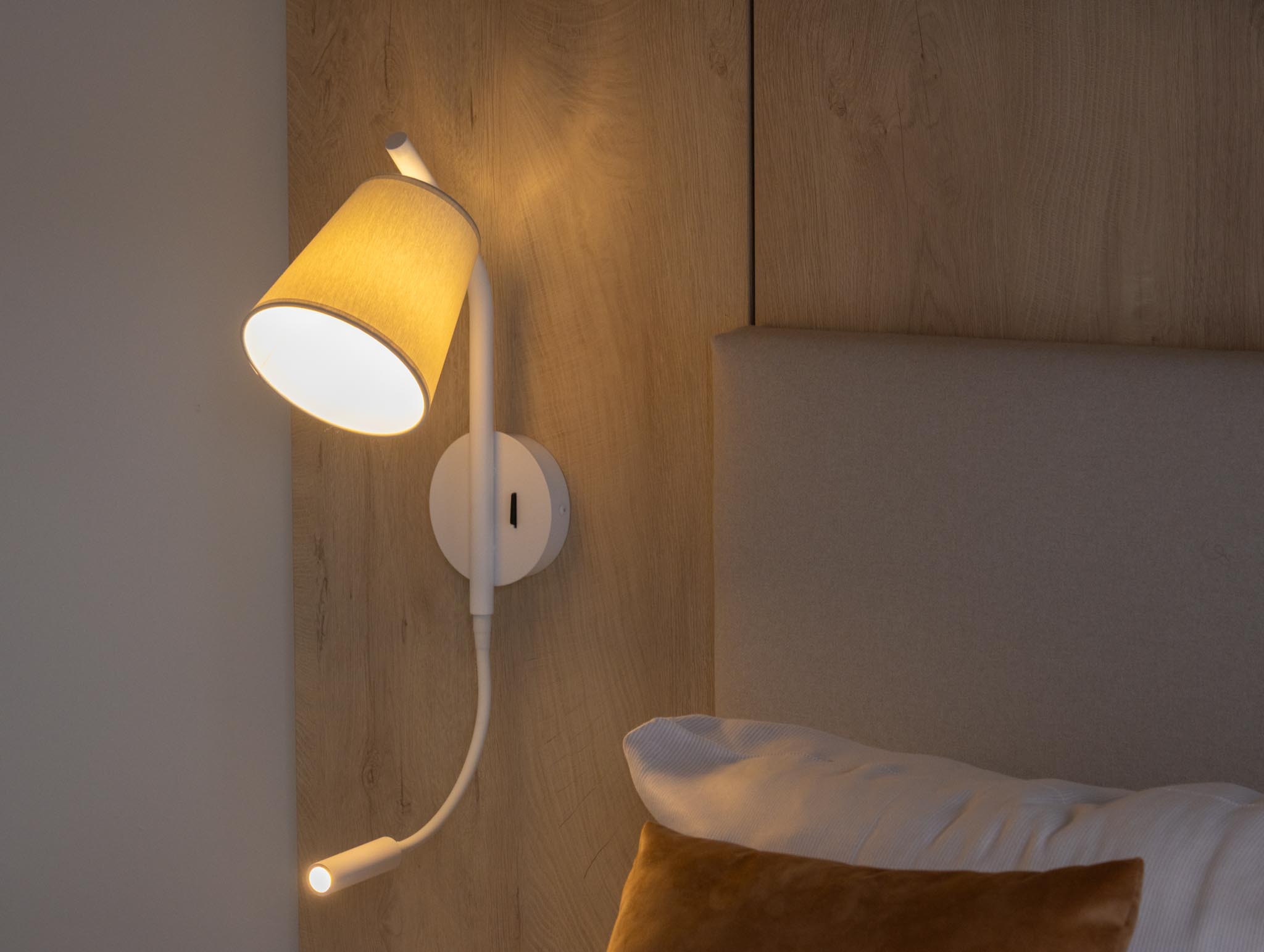 Kapitänszimmer – stimmungsvolle Lichter im FairSchlafen Boutique Hotel
