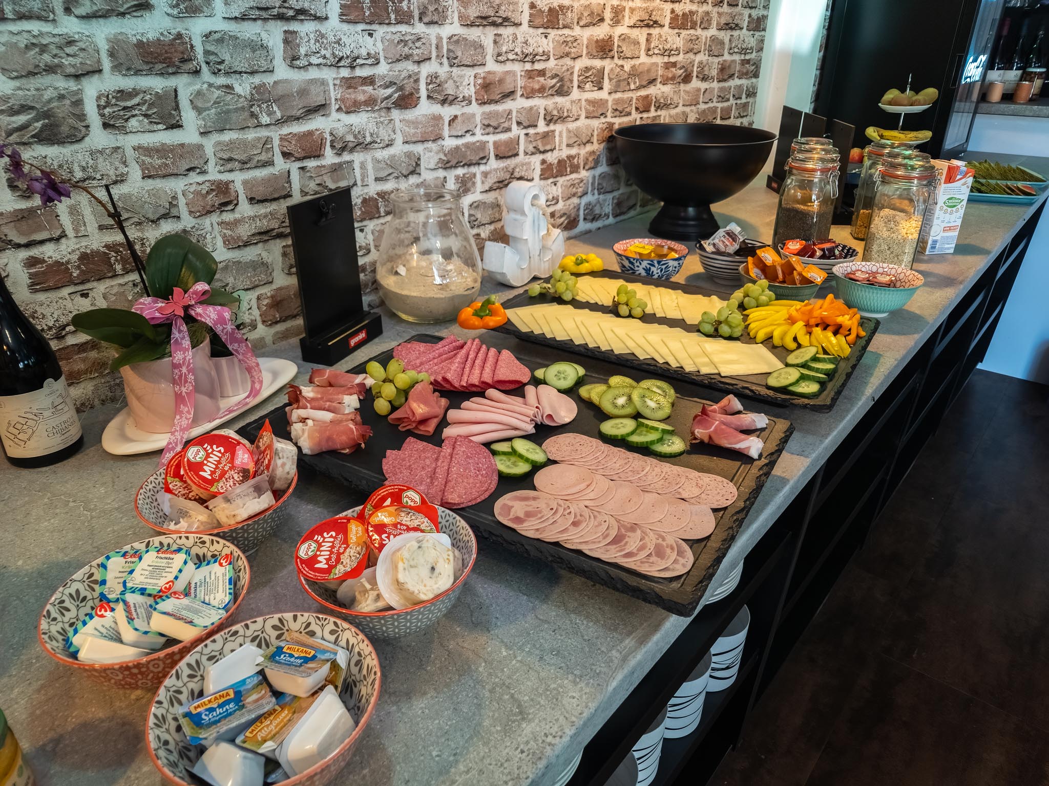 Frühstücksbuffet mit Wurst und Käse im FairSchlafen Boutique Hotel