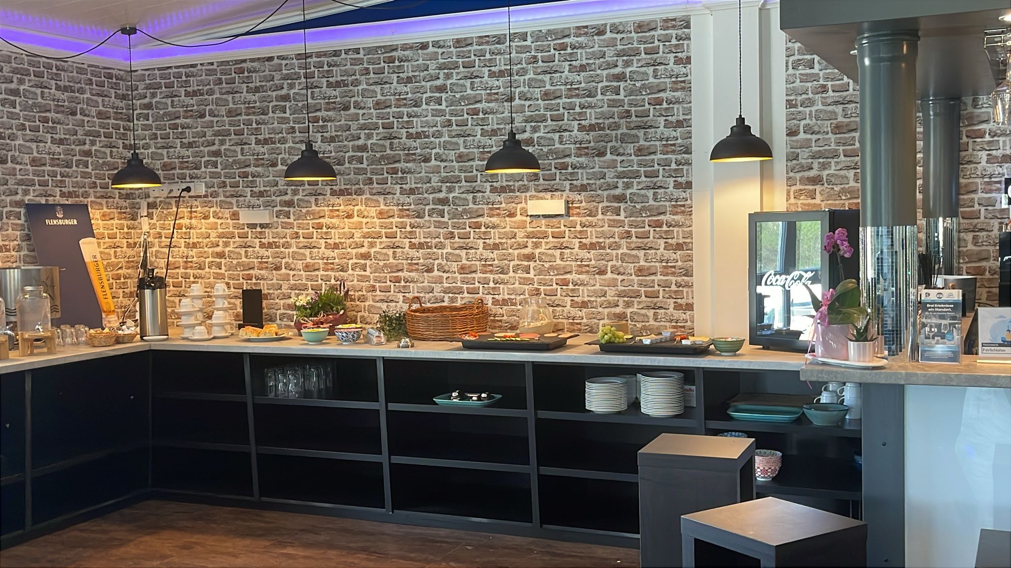 Frühstücksbuffet im Barbereich des FairSchlafen Boutique Hotel