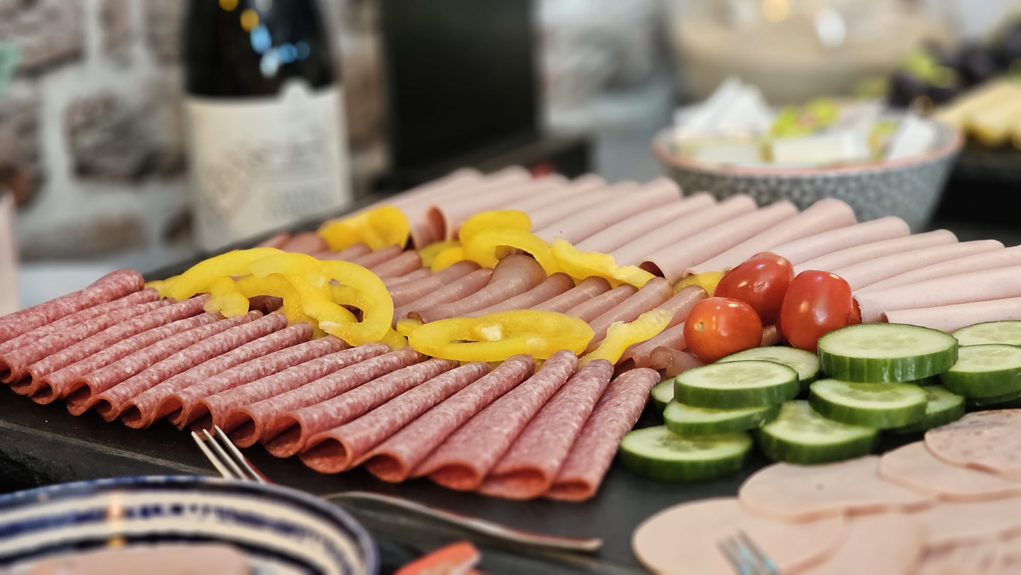 Frühstücksbuffet mit Wurst und Salami im FairSchlafen Boutique Hotel