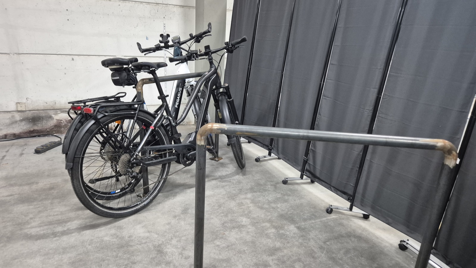 E-Bikes an stabilen Fahrradständern in der abschließbaren Fahrradgarage des FairSchlafen Boutique Hotels